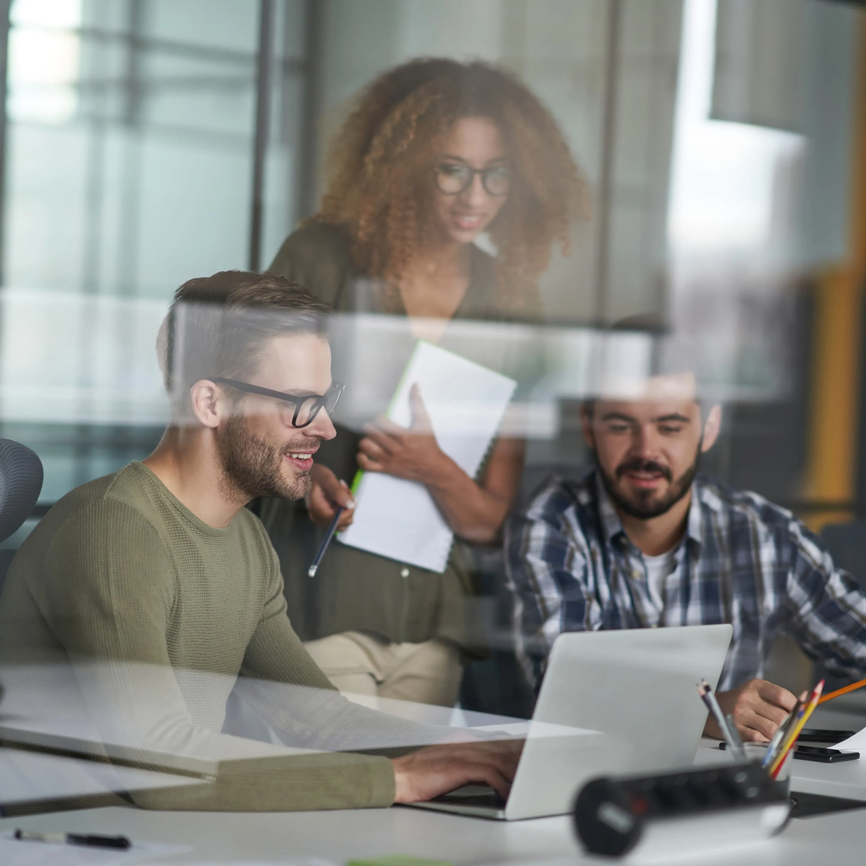 Equipo de trabajo colaborando